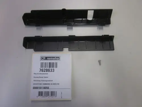 Zwei schwarze Abdeckungen für einen Brennersteuerung von Remeha, neben einer Packung mit Artikelnummer und einer Schraube.